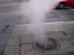 Midtown Manhattan, NY – Two people Injured as Smoke Billows up from Several Manholes